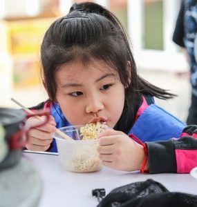 What is this about the instant noodles that are sending many children to the hospital?